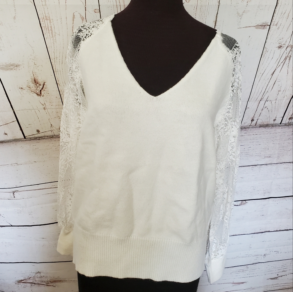 Kara and Kate V-neck sweater with lace sleeves winter white size M